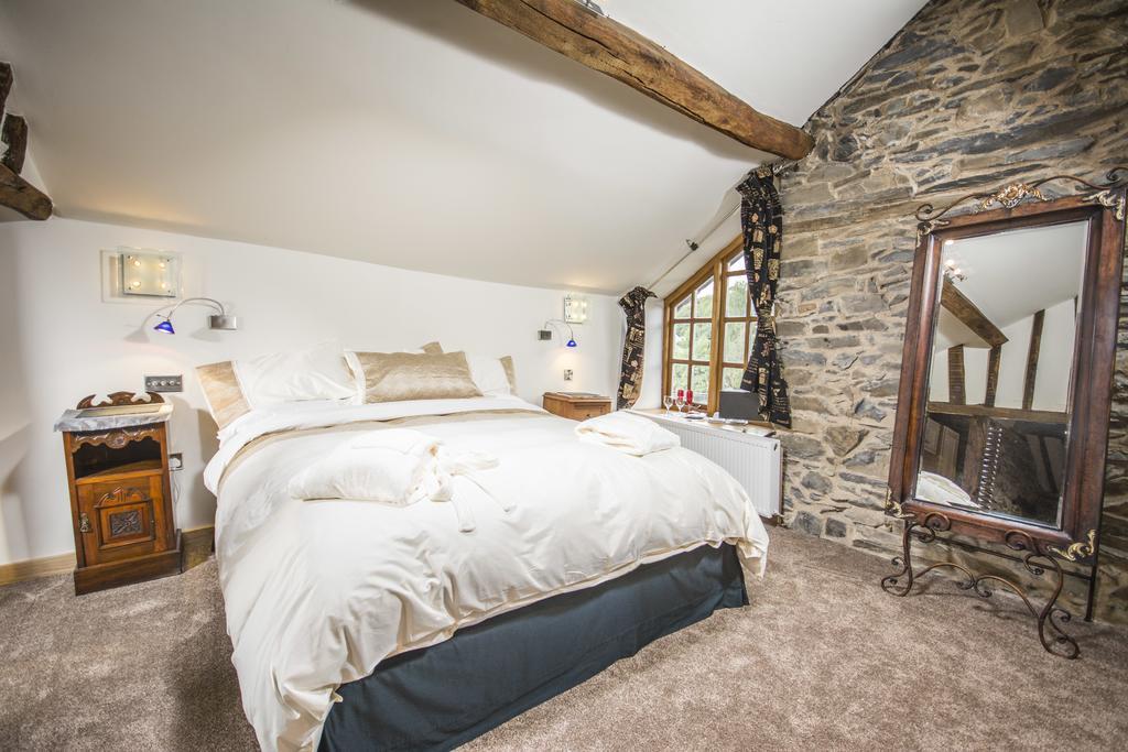 Self Catering Accommodation, Cornerstones, 16Th Century Luxury House Overlooking The River Llangollen Extérieur photo